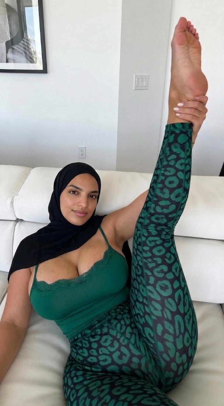 Mature in Green — Elegant MILF Gallery Featuring Confident Style