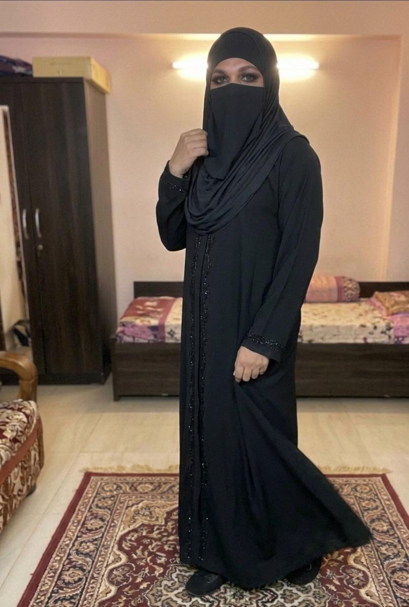 Hoejabi Boudoir MILF Gallery — Confident, Refined Poses on MuslimILF