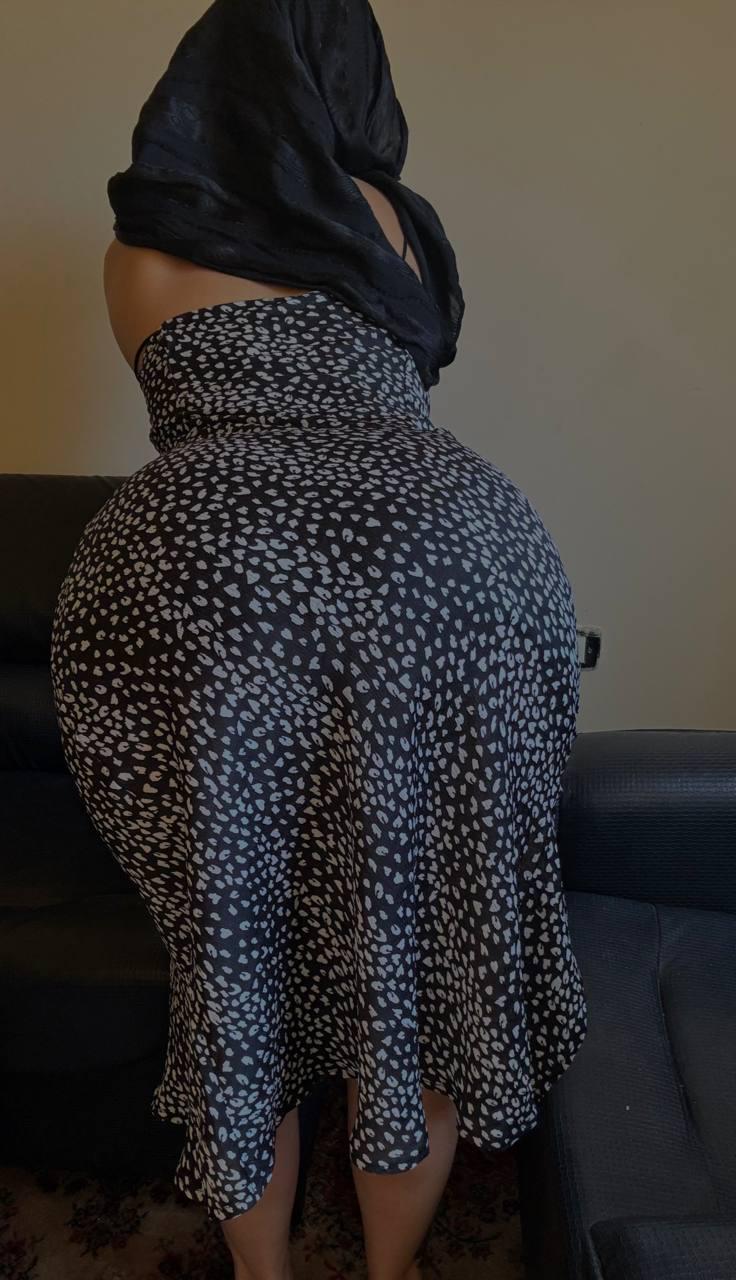 Mature in Patterned Silks — Elegant MILF Gallery with Confident Poses