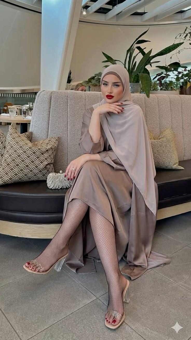 Elegant Mature in Patterned Silks — Premium MILF Gallery