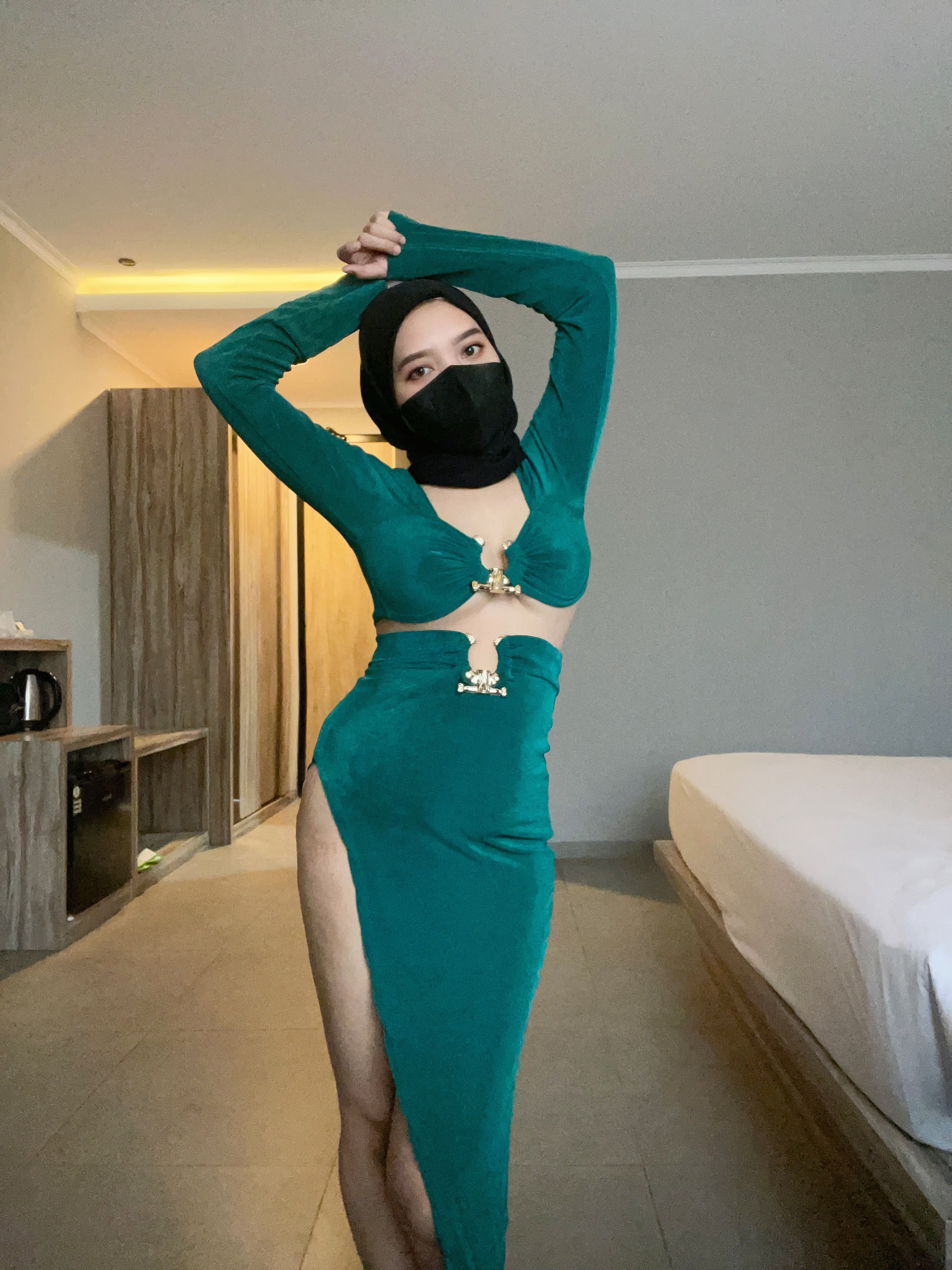 Mature in patterned silks — Elegant MILF Gallery with Confident Poses