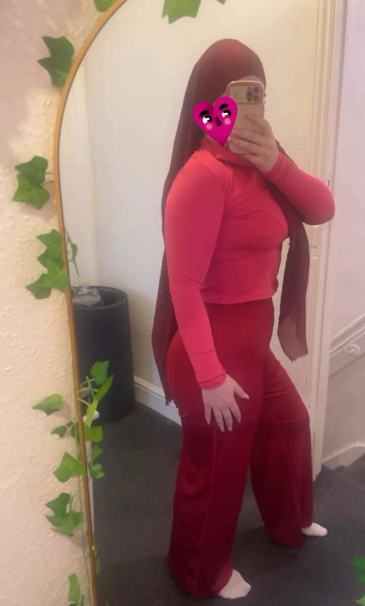 Mature in Favourite Colour — Elegant MILF Gallery with Confident Style