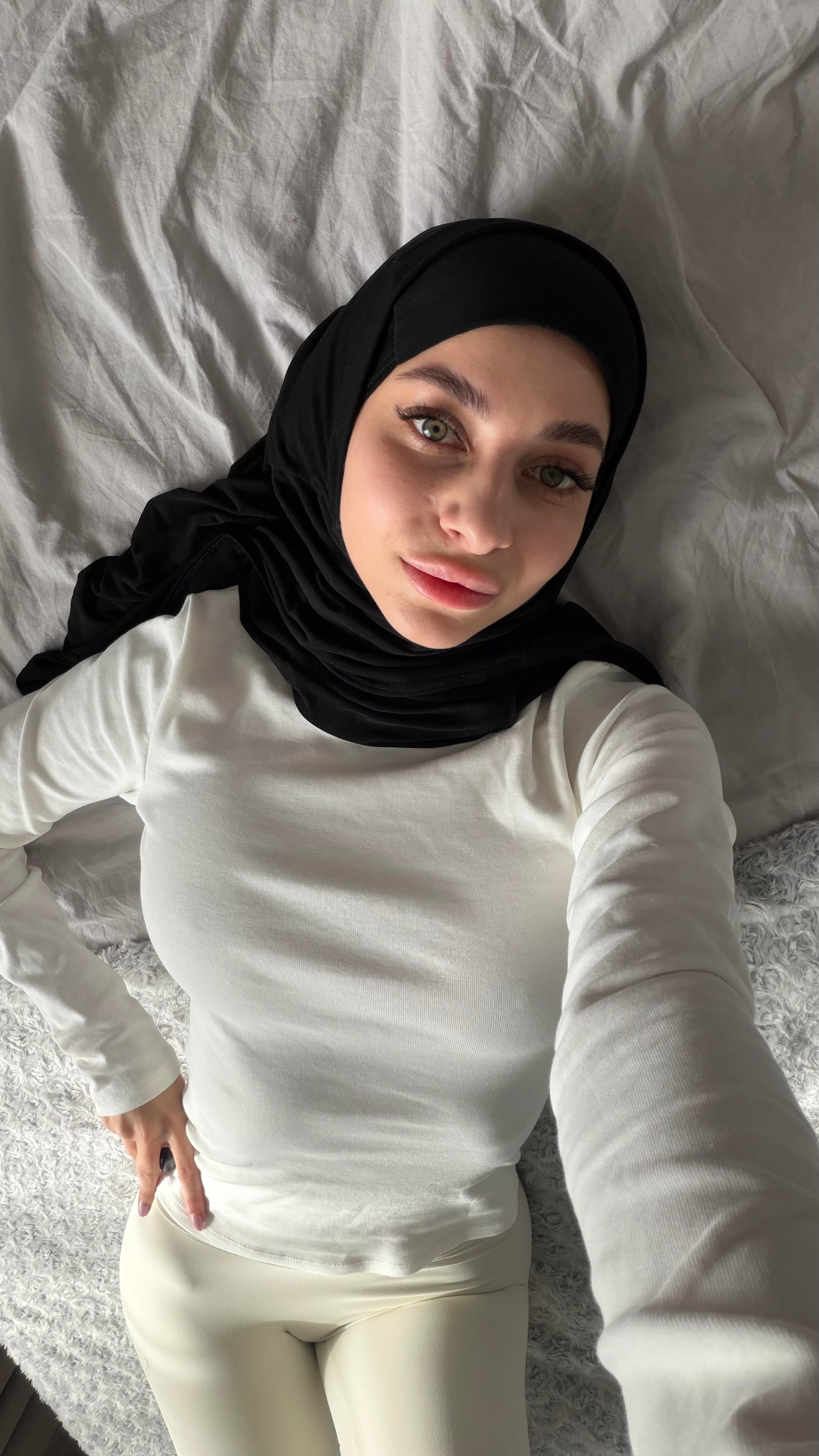 Hoejabi White Dress Gallery — Soft Curves Shine on MuslimILF