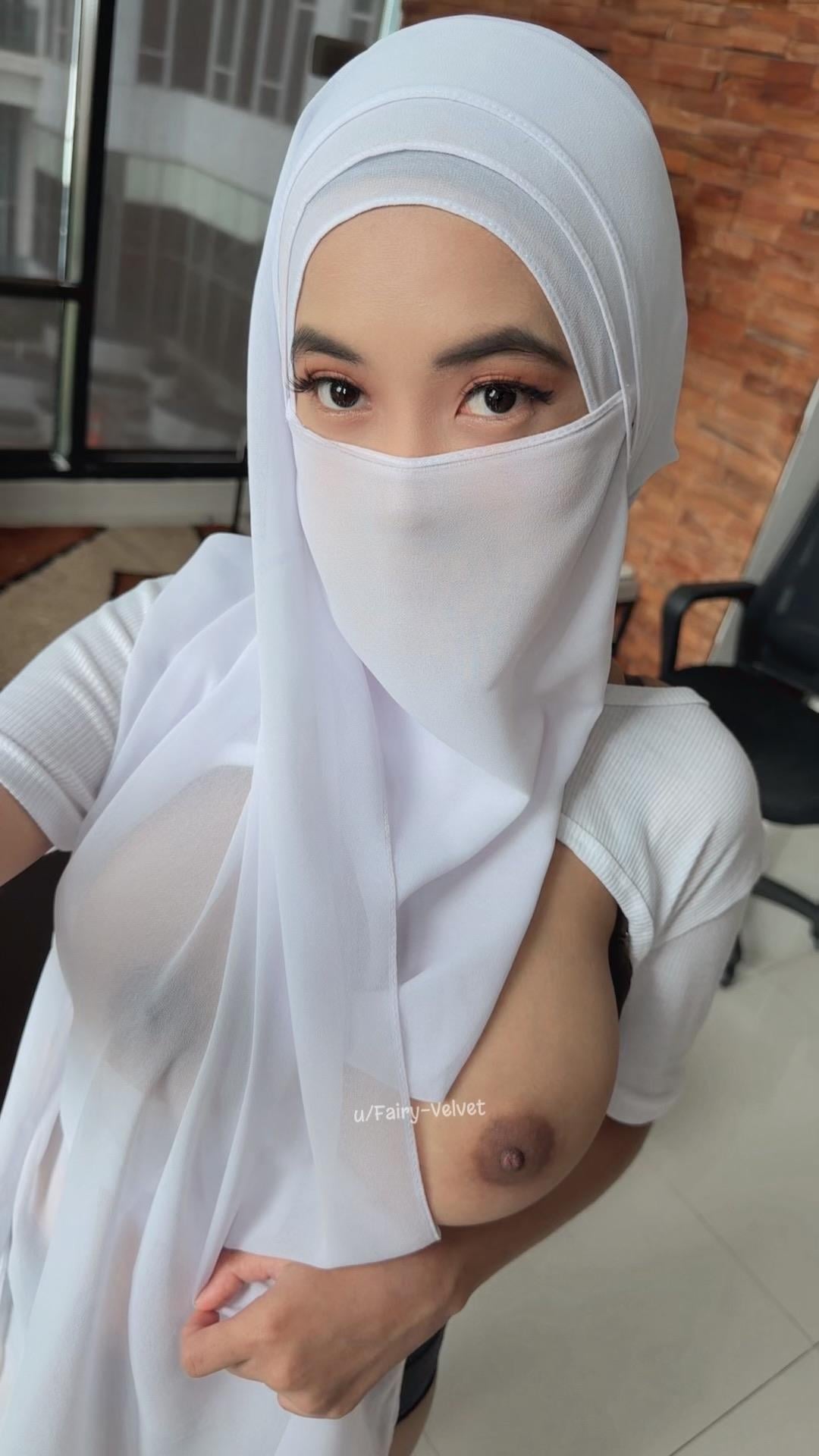 HijabiXXX Boudoir Tits Tease — MuslimILF Gallery