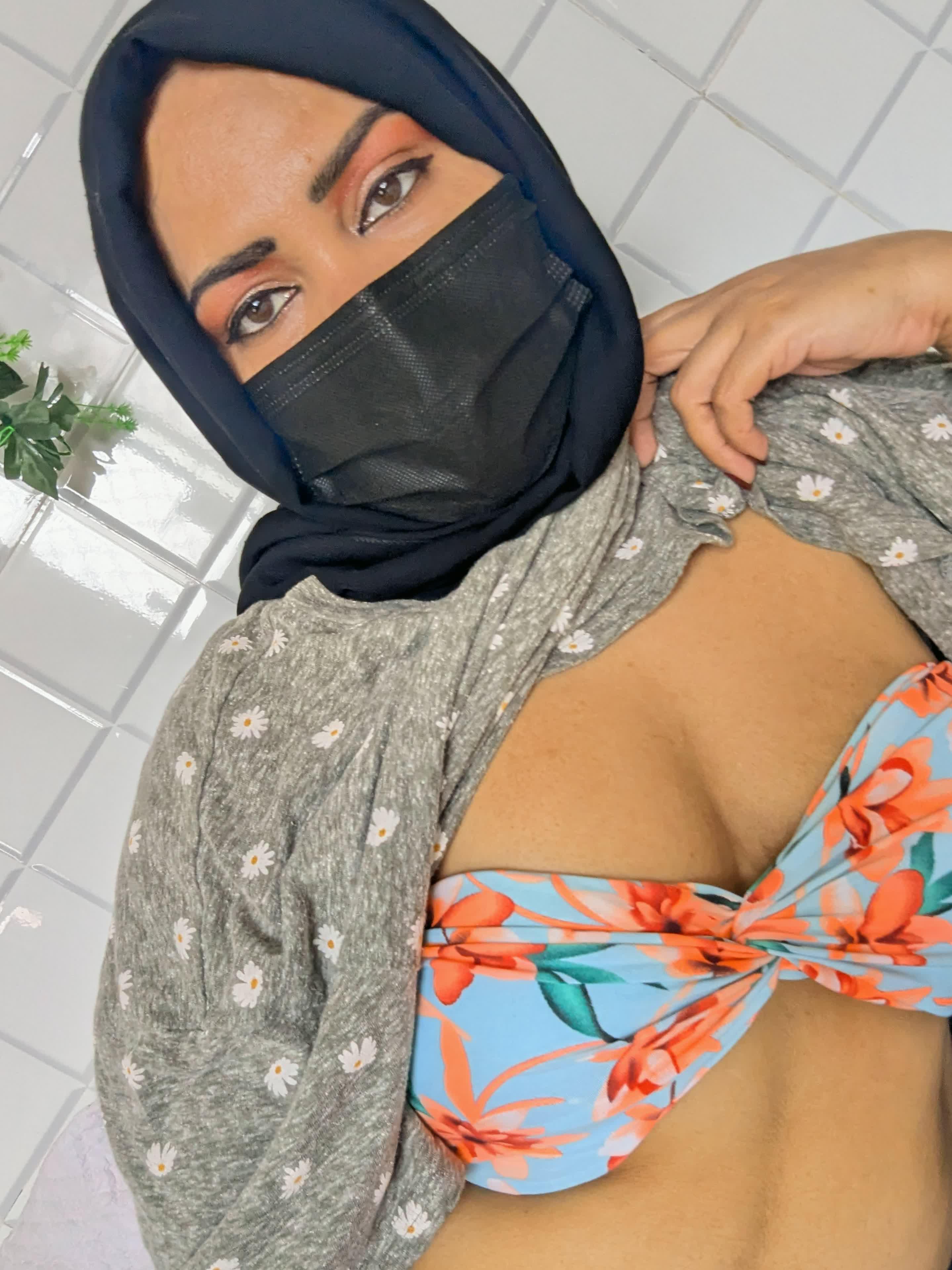 HijabiXXX Boudoir Tease: Wet Lips and Lace — MuslimILF