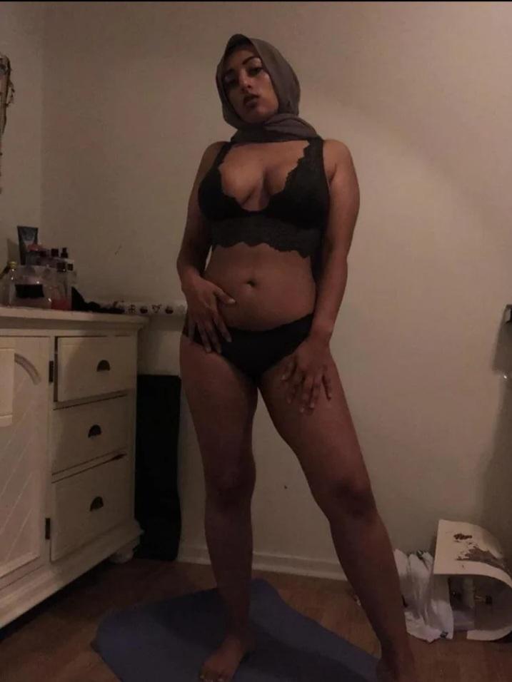 Hoejabi Boudoir Milf Tease — MuslimILF Gallery