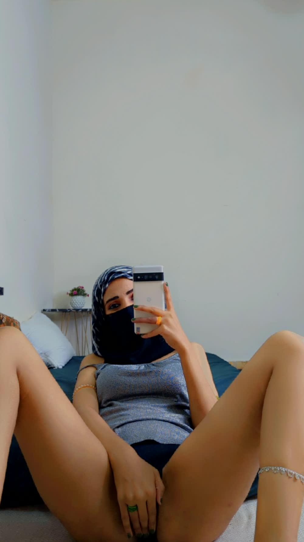 Mature Muslim Cougar Begs for Endless Breeding in Hijab