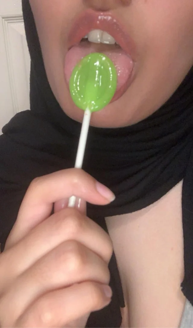 Mature Hijabi MILF Shows Off Her Curves While Teasing What She Wants to Suck
