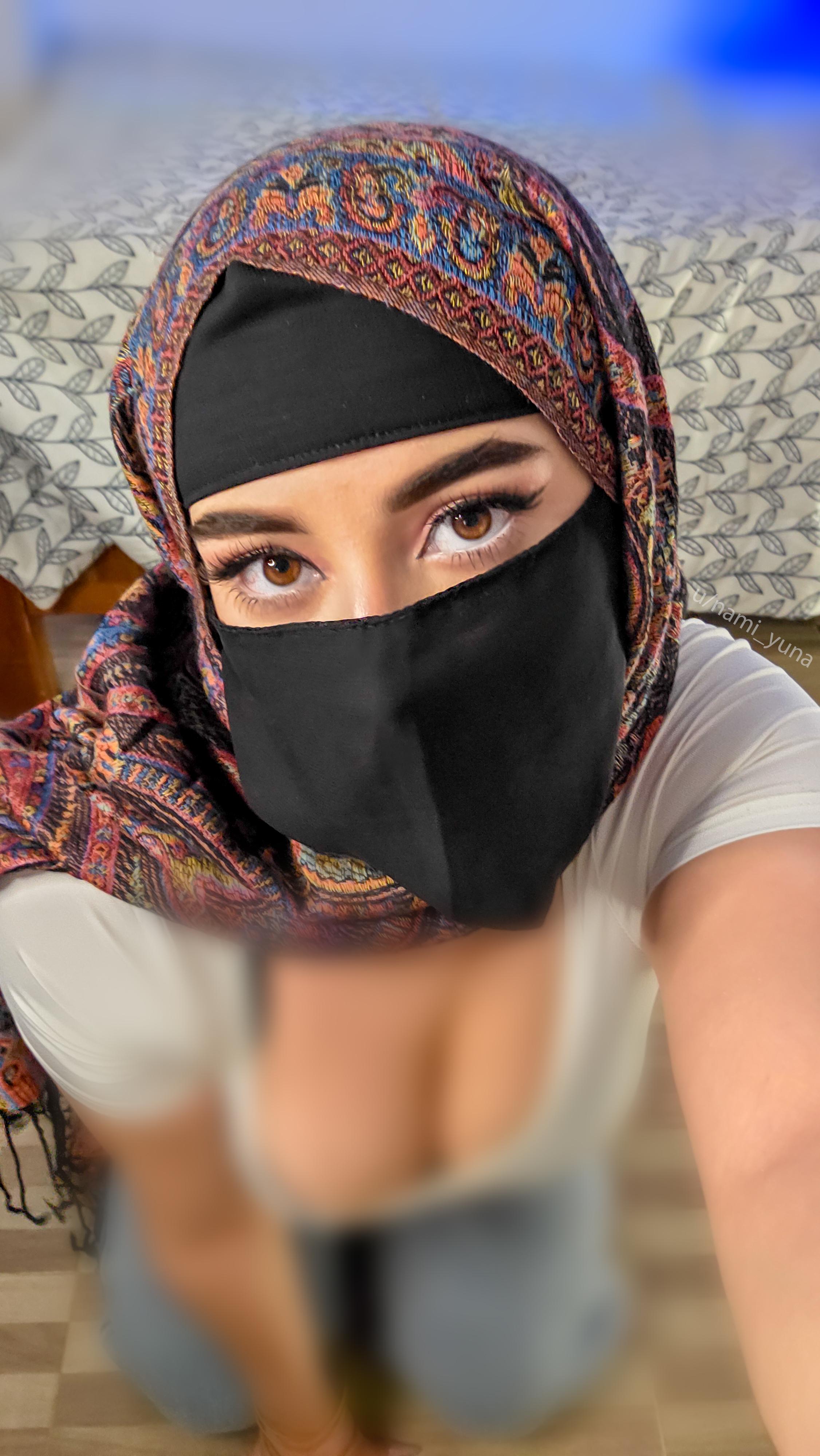 Hijabi MILF begs for a thick cumshot all over her niqab