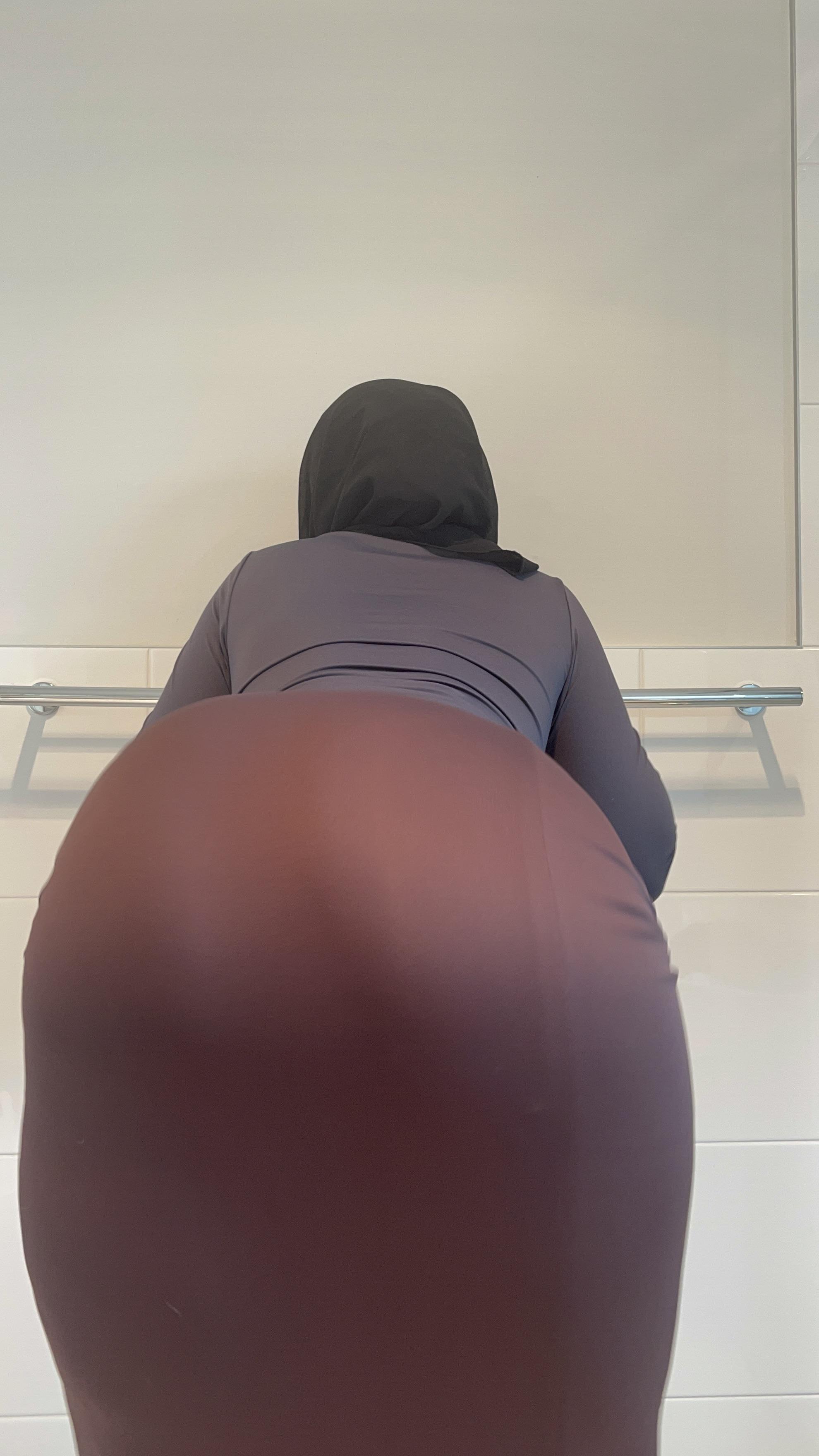 Thick Desi Hijabi MILF Shows Off Her Massive Ass in Amateur Clip