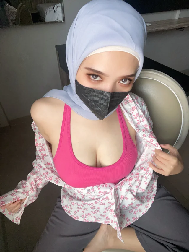 Saggy Arab MILF Tits Out in Hijab Amateur Clip