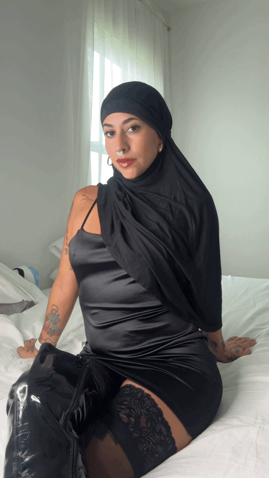 Hijabi MILF invites you to fuck her all weekend long