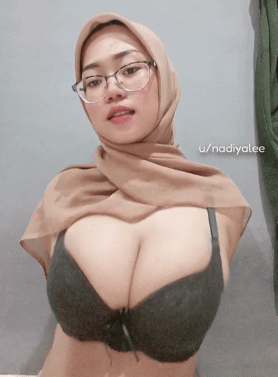 Arab Aunty’s Big Tits Bounce Wild When She’s Turned On
