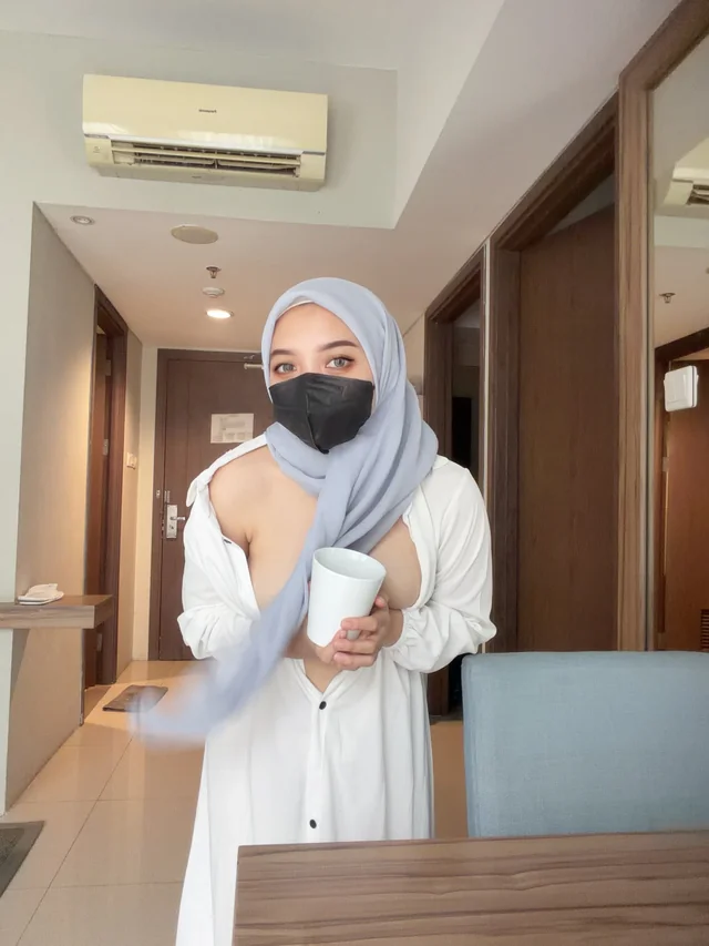 Hijabi Babe Teases You With Her Thick Arab Curves in Bedroom POV