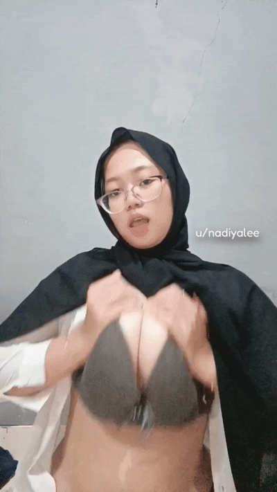Desi MILF in hijab shows off her thick curves in a raw amateur clip