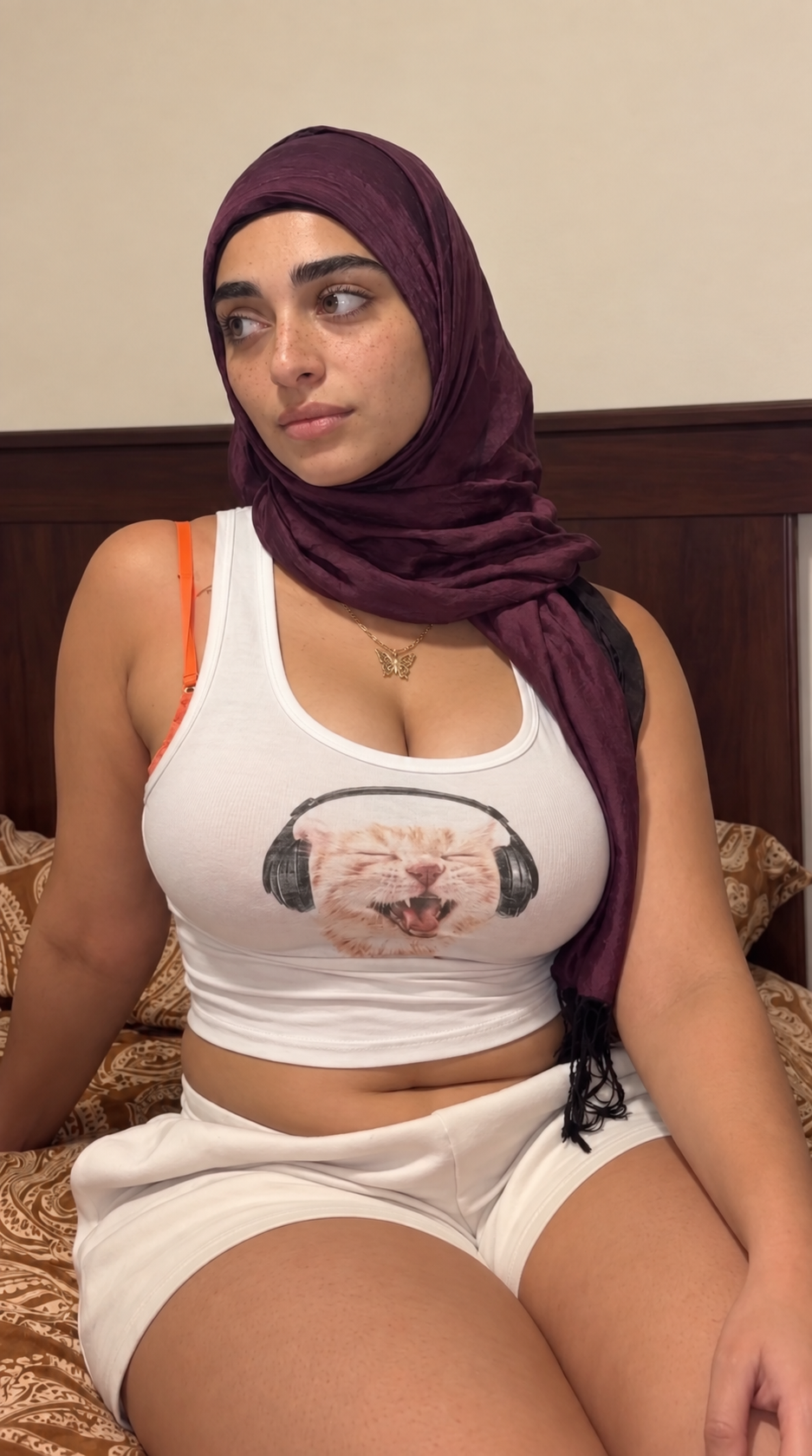 Bored Hijabi Wife Teases Her Curvy Body in Salwar