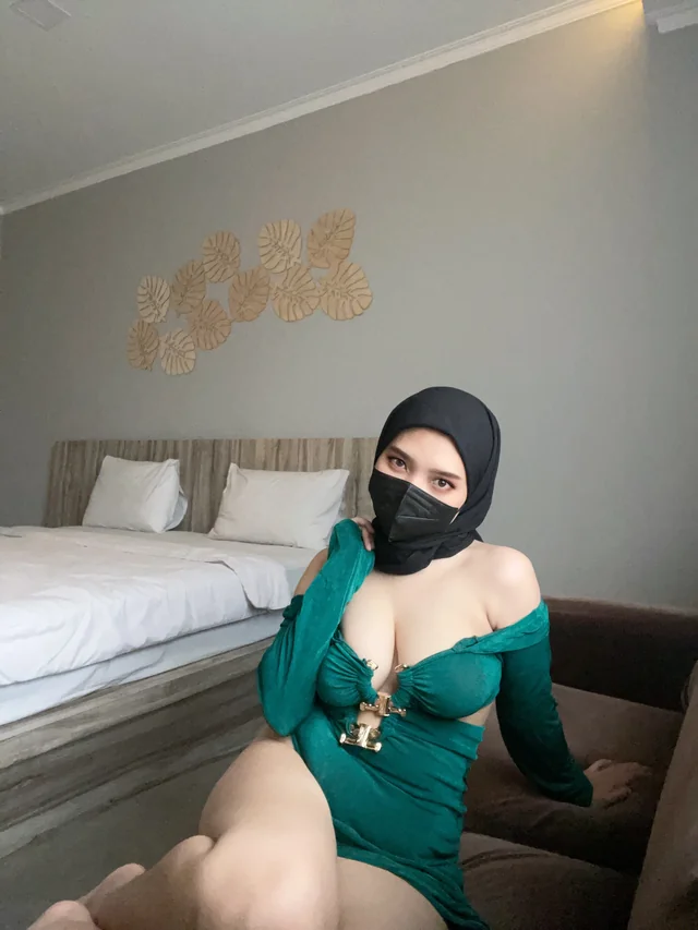 Hijabi MILF in Abaya Teases You With Slow Reveal