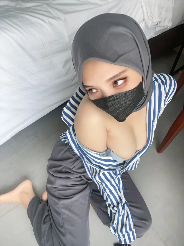 South Asian MILF in hijab shows off her big ass and curves in homemade clip