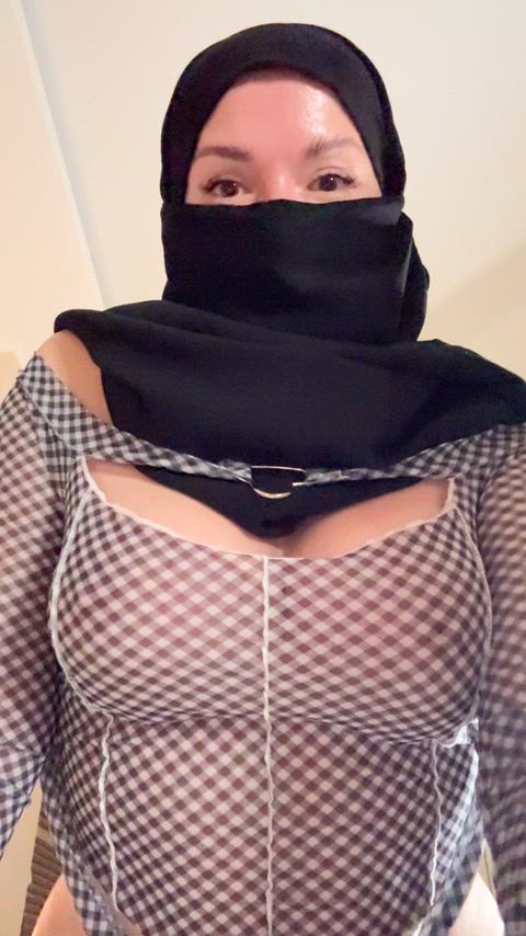 Hijabi MILF Teases Big Tits for the Sultan’s Face
