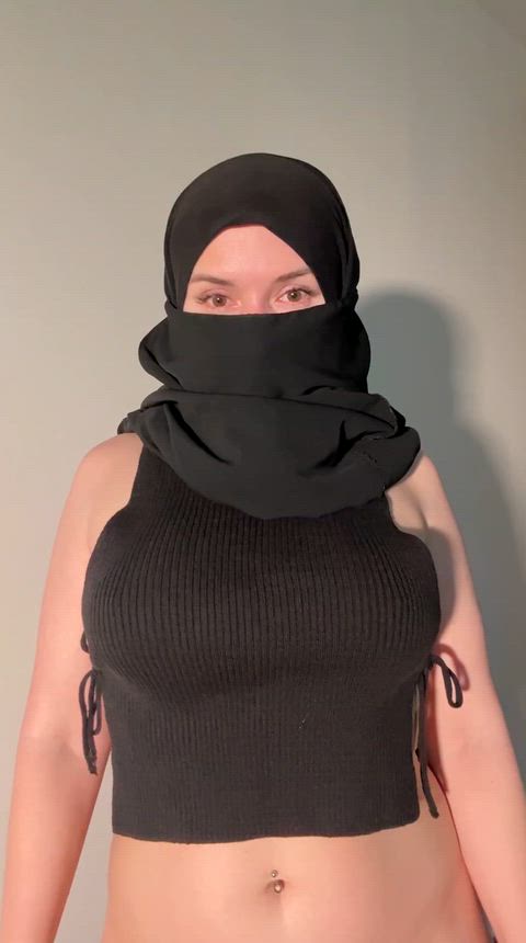 Muslim MILF obeys Sultan’s order and spreads her thick curves