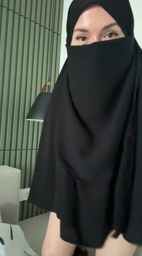 Mature Pakistani Hijabi Aunty Teases in Homemade Arab MILF Clip
