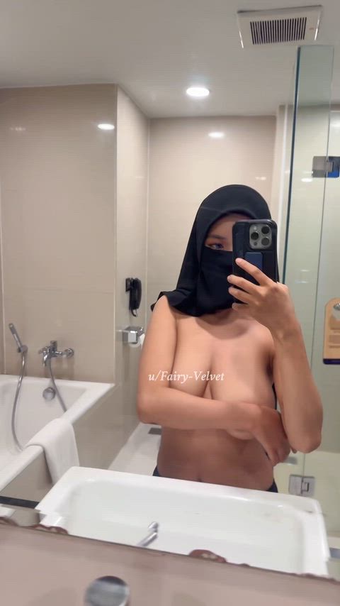 Pakistani Hijabi MILF strips slowly in modestwear selfie video