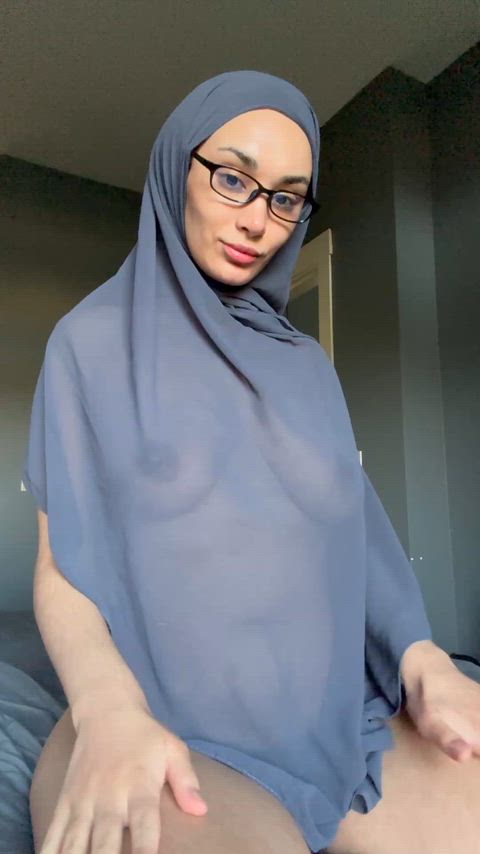Hijabi Arab Aunty Keeps Her Veil On While She Gets Naughty