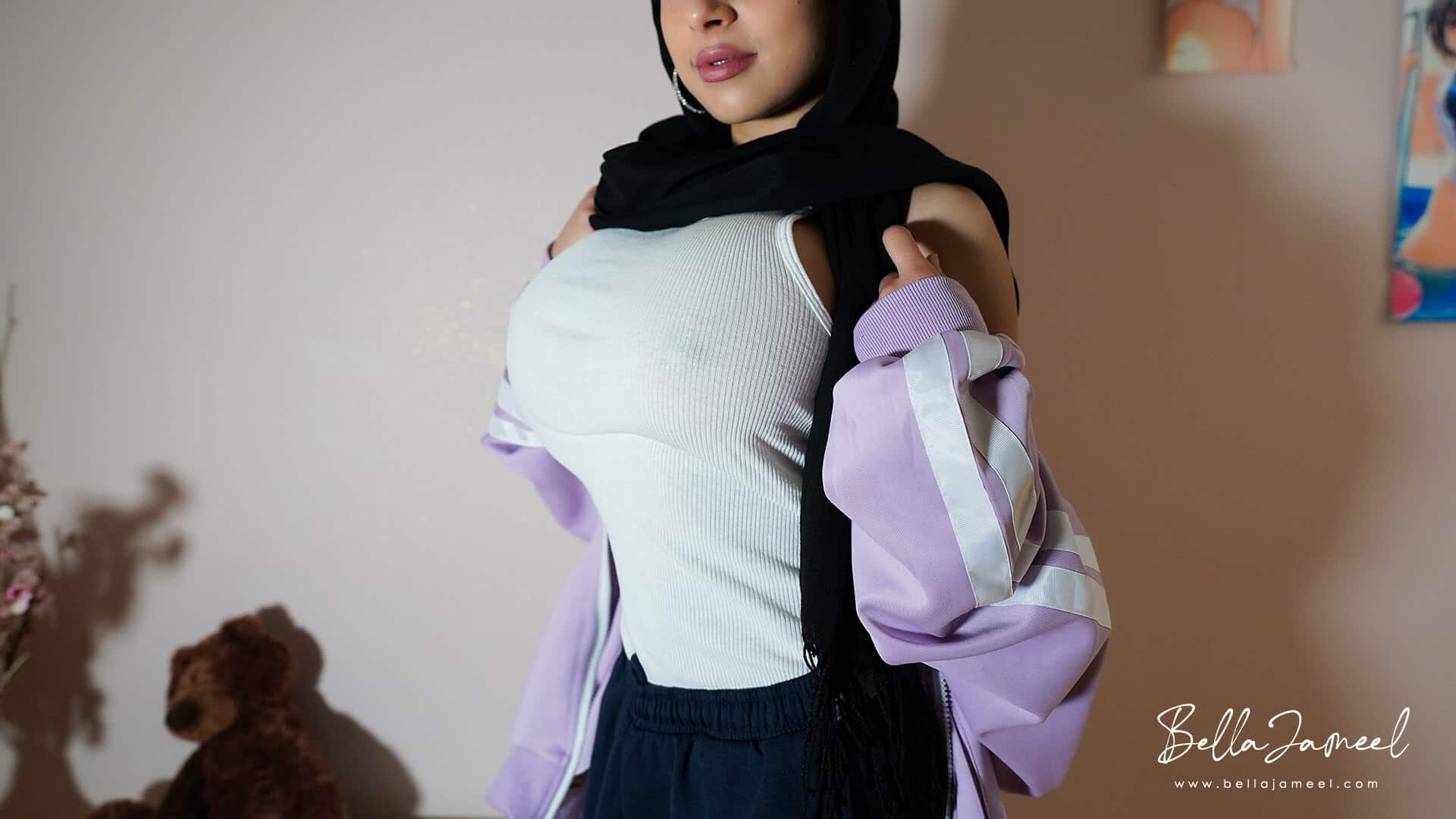 Hijabi Bella: The Ultimate Muslim Milf Experience