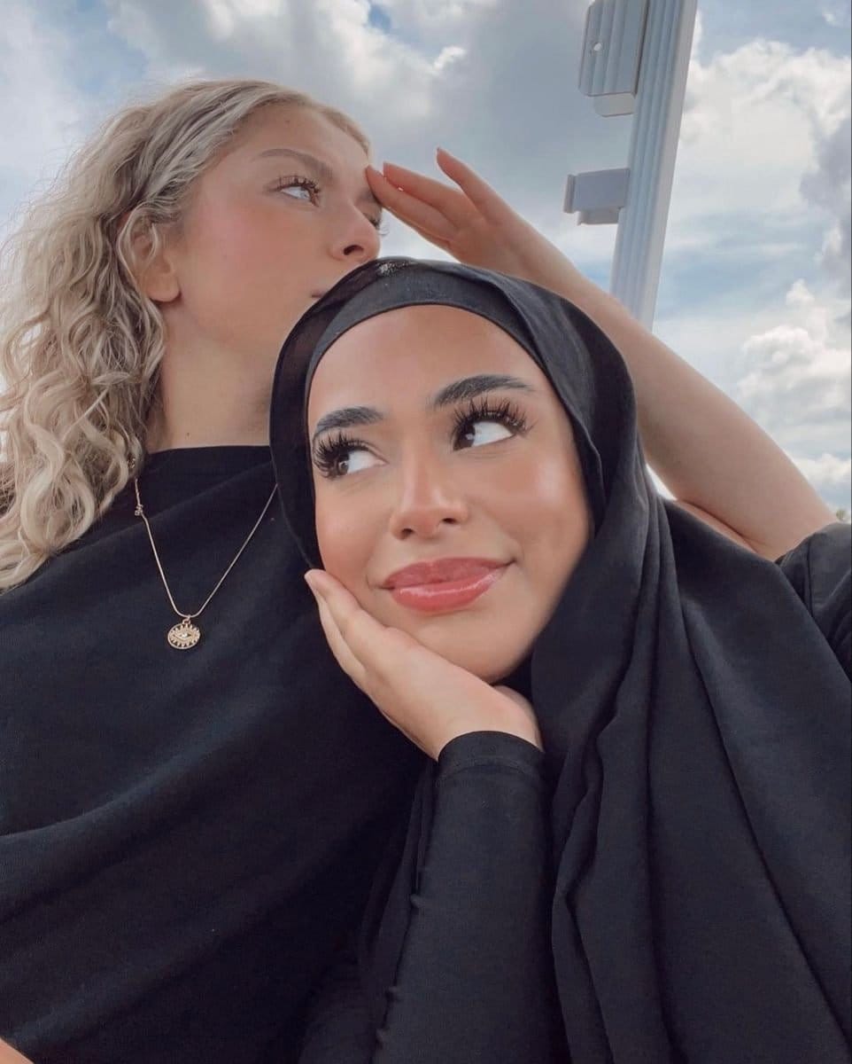 Hijabi Lover’s Tease: Muslim MILF Exposed