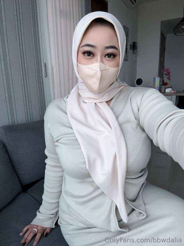 Muslim Milf Hijab Couch Encounter with Bbwdalia