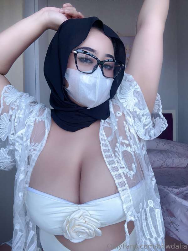 bbwdalia – Stunning Hijabi Stretch & Intimate Moments – Muslim OnlyFans