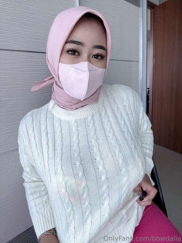 Muslim Hijabi Milf Unleashes Her Sensuality