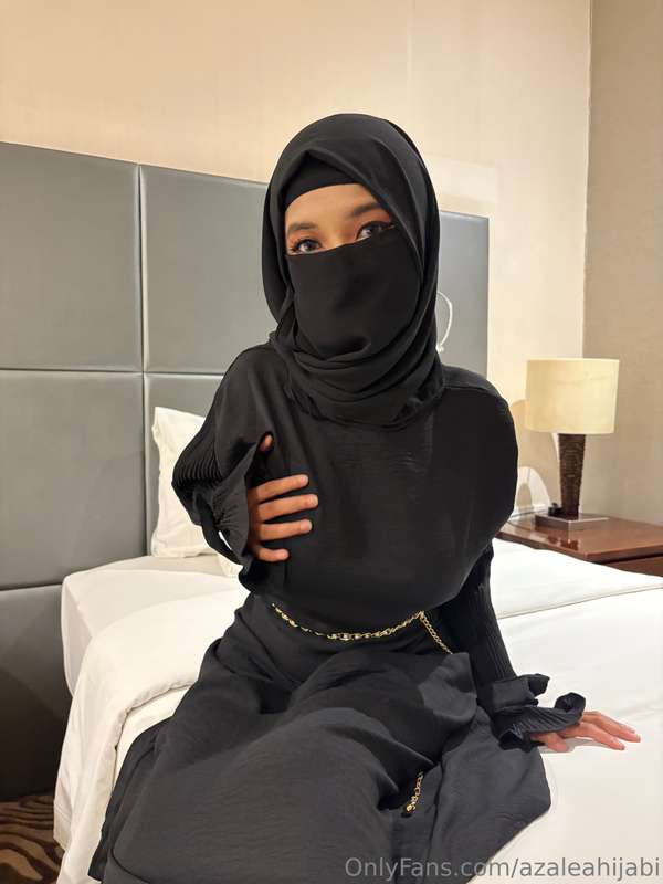 Muslim Hijabi Leaks & Forbidden Desires with Azaleahijabi