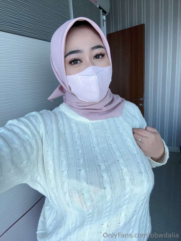 Muslim Milf Hijab Tease: BBwdalia – Seductive Secrets Unveiled