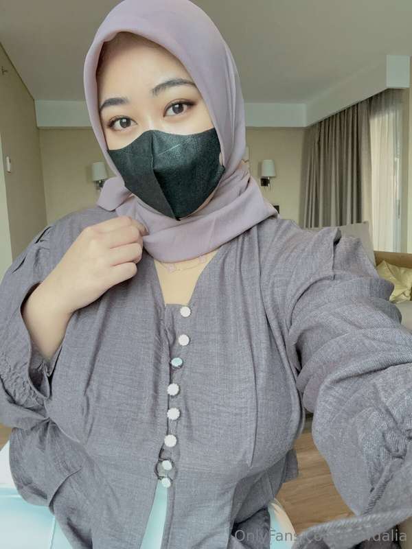 Muslim Milf Hijabi Cuddles – BBwdalia’s Intimate Encounter