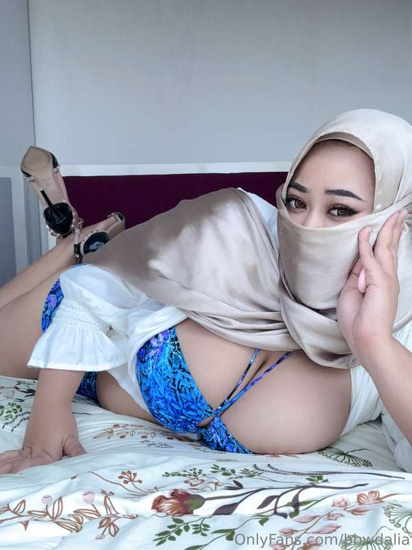 Discover the Forbidden Thrill of This Stunning Muslim Hijabi Girl