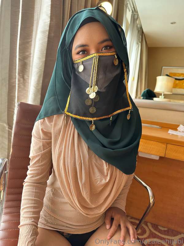 Azaleahijabi – Bare & Desired: Muslim Hijabi Leaks ?