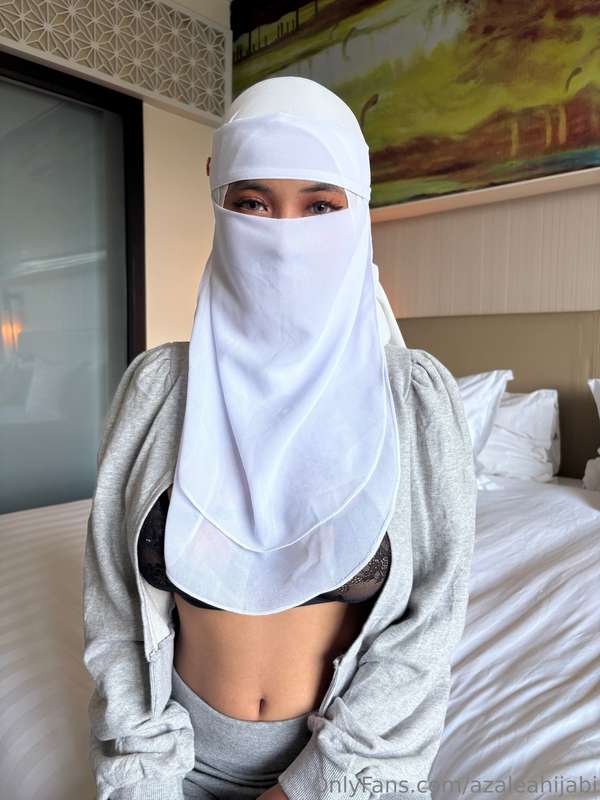 Discover the Alluring Muslim Milf Hijabi Azaleahijabi