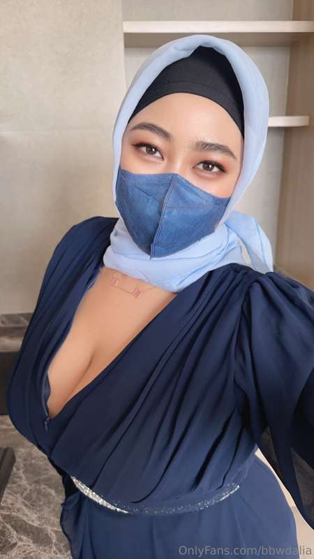 Muslim Hijabi Milf Leaks: Intense Gaze