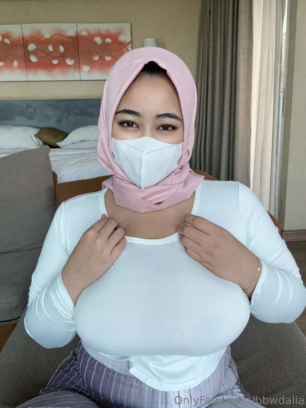 bbwdalia: Muslim Hijabi Squeeze – Full Grab or Soft Squeeze?