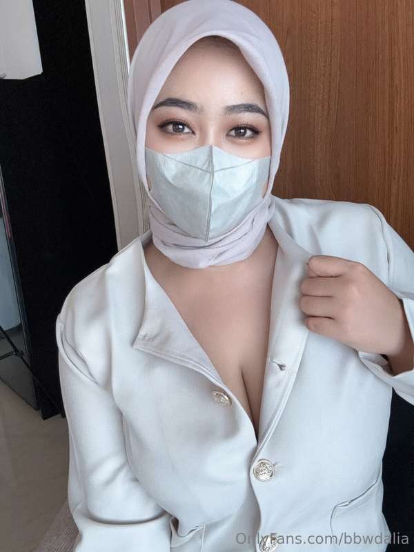 Muslim Milf Hijabi Reveals Her Secrets in Intimate Halal Encounter