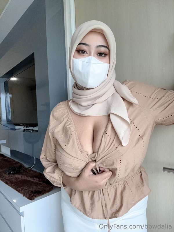 Discover the Alluring Muslim Milf Hijabi – bbwdalia’s Forbidden Invitation