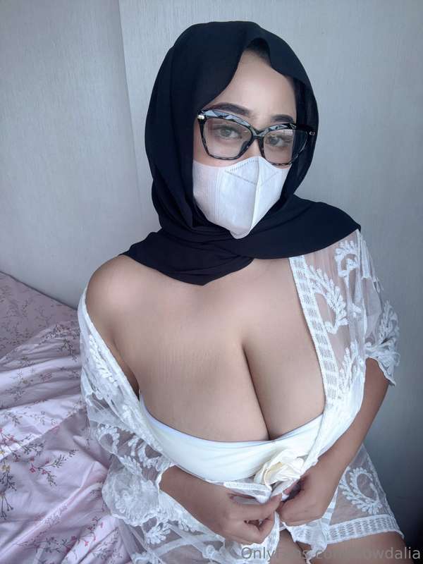 Muslim Milf Hijabi Tease: Would You Kiss My Chest or Lips? ?
