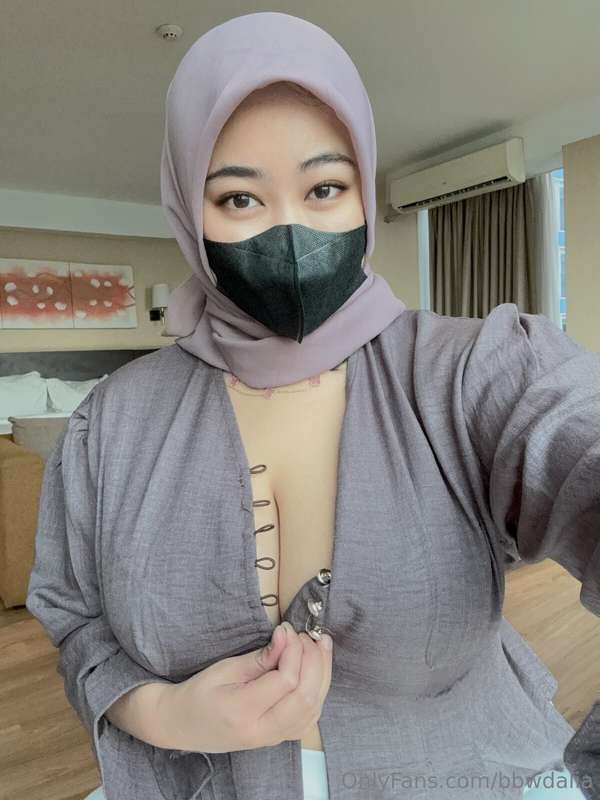 Muslim Milf Hijab Leak – bbwdalia Unbuttons Top ?