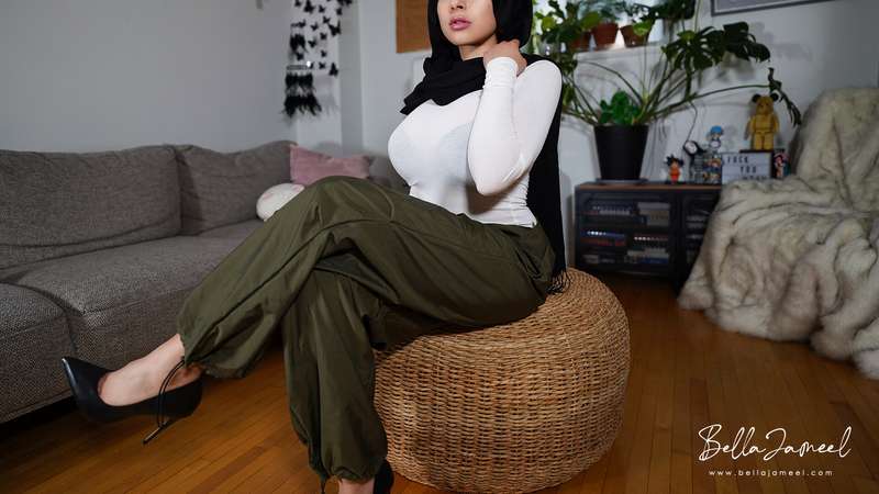 Hijabibella’s Sizzling School Outfit Reveal – Muslim Milf Teasing in Style