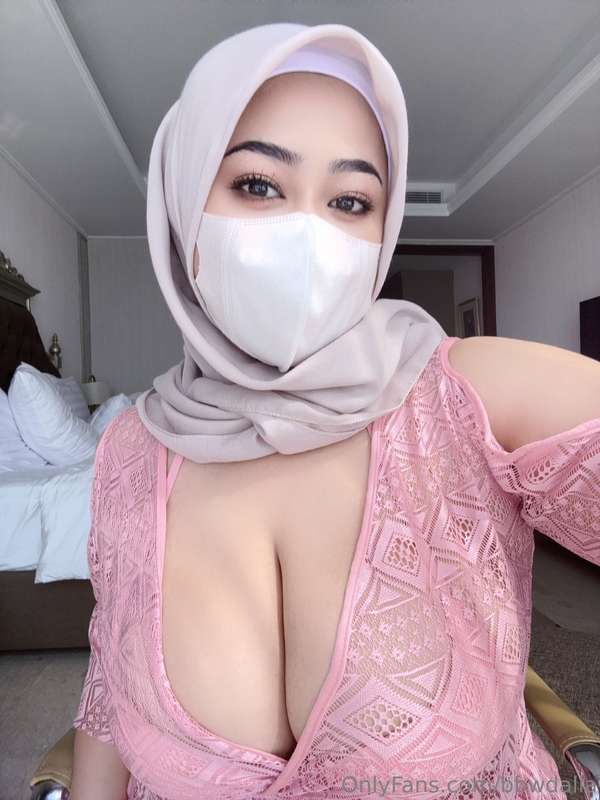 Muslim Milf Hijabi Leaks – bbwdalia Fixes Her Shirt ?