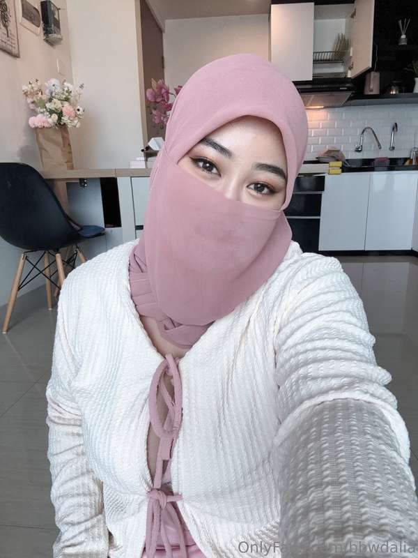 Muslim Milf Tease: Hijabi Reveals – OnlyFans Exclusive ?