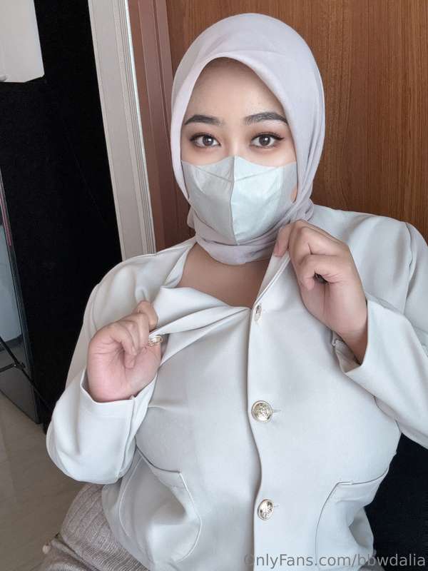 Muslim Milf Hijabi Leaks – Unbuttoning Desire ?