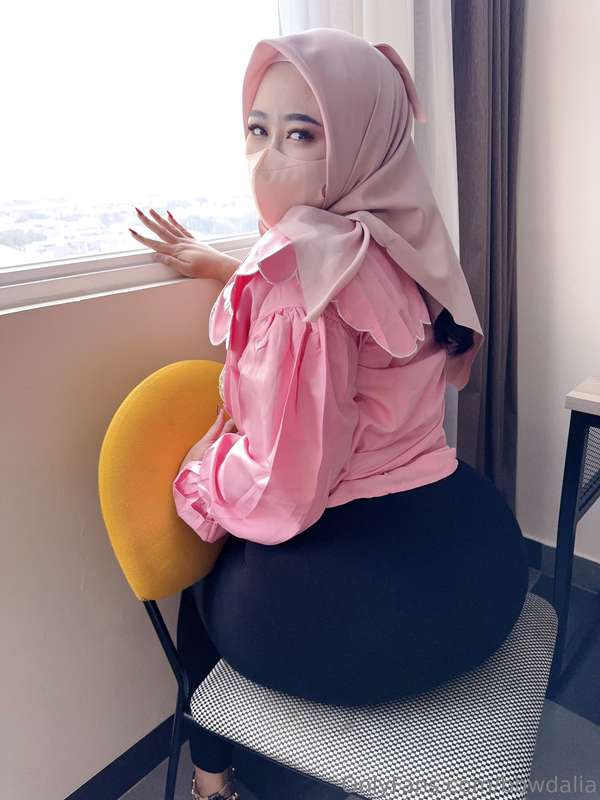 Muslim Milf Hijabi Reveals: Backdoor Fun with bbwdalia