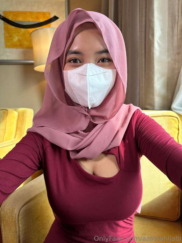 Azaleahijabi – Muslim Hijabi Sit or Kneel? ?